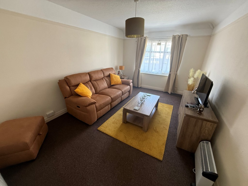 Lot: 113 - PAIR OF SHOPS AND SELF-CONTAINED FLAT FOR INVESTMENT WITH PART VACANT POSSESSION - Living room